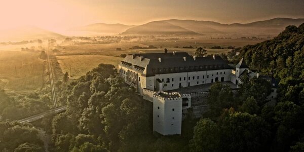 Kráľovský pobyt na zámku s prehliadkou: jedinečný wellness aj polpenzia v noblesných priestoroch