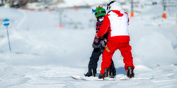 Lekcie lyžovania alebo snowboardingu s profesionálnym inštruktorom na Donovaloch