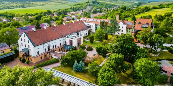 Wellness pobyt v kaštieli: bazén, sauny, soľná komora aj polpenzia