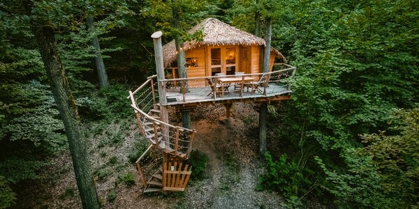 Stromodomčeky s výhľadom na hrad Krásna Hôrka