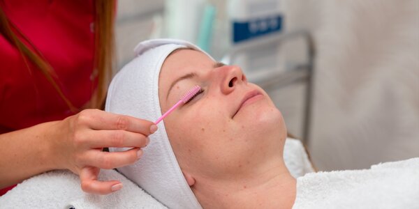 Laminácia obočia alebo Lash lifting