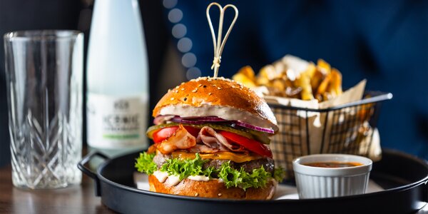 Burger menu z hovädzieho alebo pštrosieho mäsa s polhodinou biliardu