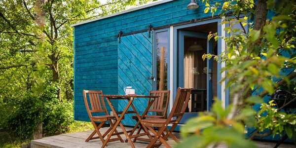 Útulná maringotka v čerešňovom sade v Kutnej Hore