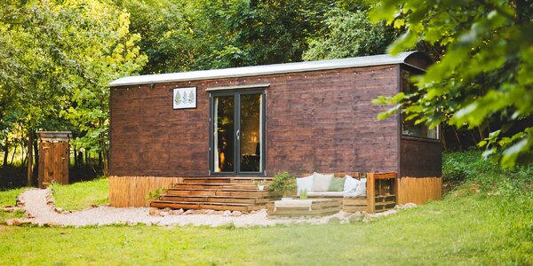 Kúzelná maringotka s horúcim kúpeľom v Orlických horách