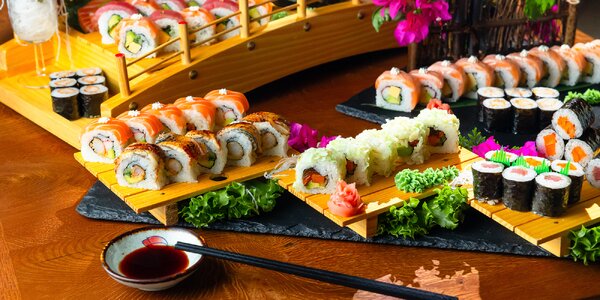 Rozmanité sushi sety pre jednu alebo dve osoby