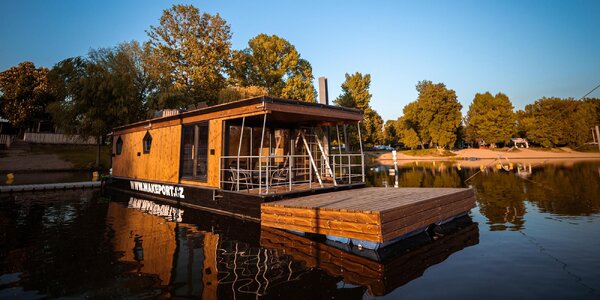 Hausbót na jazere: dve terasy, kávovar aj sauna