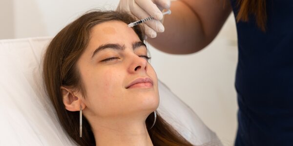 Odstránenie vrások alebo potenia botulotoxínom