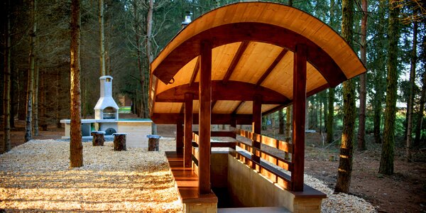 Zážitkový pobyt v zemľanke: netradičná romantika s krbom