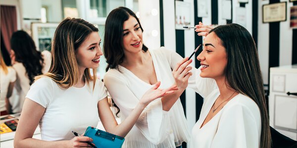 Darčekové poukážky na kurzy vizážistiky či modeligu