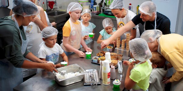 Kurz výroby zmrzliny, zdobenie koláčikov aj sladká narodeninová oslava