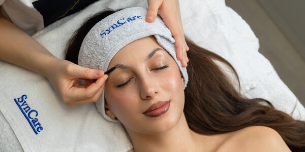 Laminácia obočia, lash lifting alebo úprava obočia pre výrazný pohľad