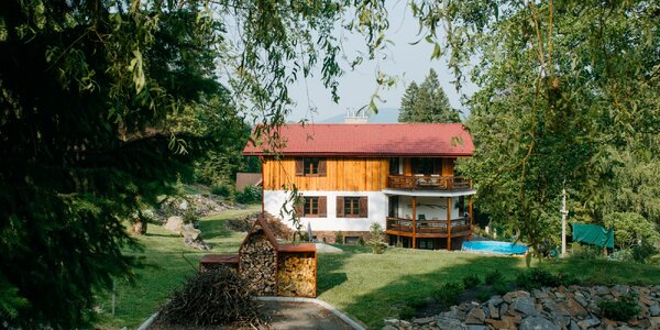 Zrub na svahu s výhľadom na Lysú horu