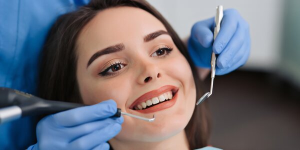 Dentálna hygiena alebo bielenie zubov lampou Beyond Polus Advanced
