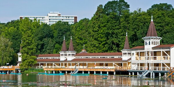 Krásny rezort pri termálnych kúpeľoch Hévíz s polpenziou a wellness
