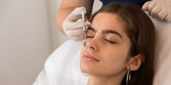 Zväčšenie a modelácia pier alebo vyplnenie vrások