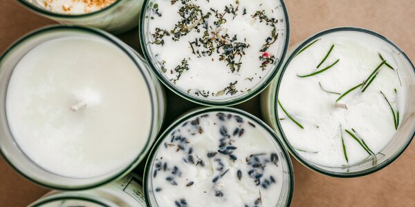 Sójové sviečky vo vínnom skle: levanduľa aj čisté bez parfumácie