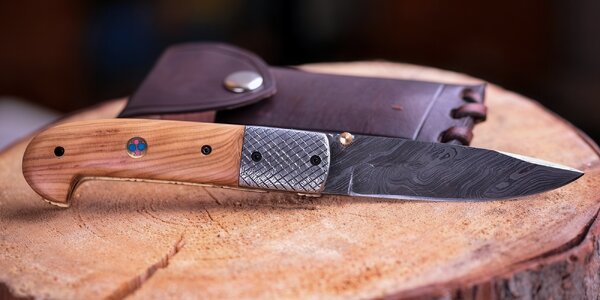Kvalitné zatváracie nože z damaškovej a práškovej ocele
