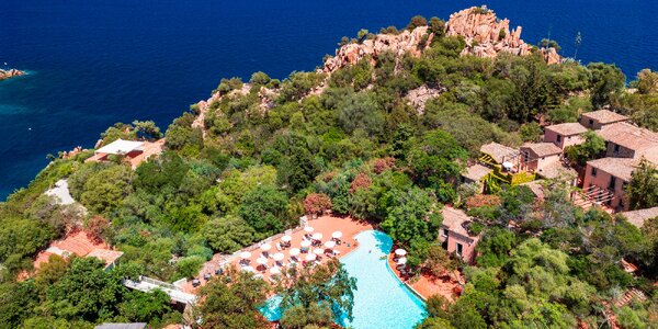 Sardínia: hotel pri pláži s bazénmi, stravou a vínom