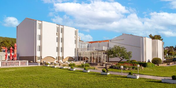 3* hotel na Krku: polpenzia, pláž, dieťa zdarma