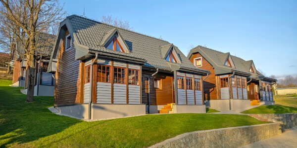 Apartmánové zrubové domčeky na Kysuciach s polpenziou a privátnym wellness