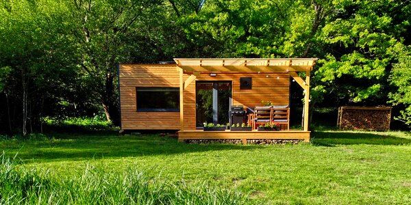 Vybavený tiny house pri rieke: terasa s grilom aj ohniskom