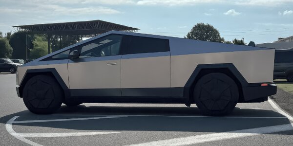 Tesla Cybertruck: jazda na okruhu v Hradci Králové
