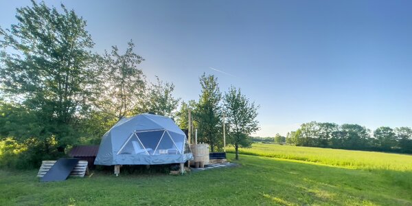 Jedinečný glamp na Zemplíne: romantika v prírode s kúpaním v drevenej kadi