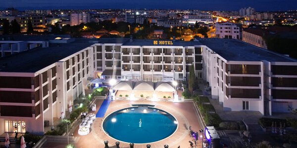 Moderný hotel v Zadare priamo pri mori s jedlom