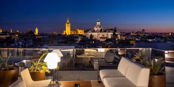 Moderný hotel v centre Sevilly s raňajkami a bazénom
