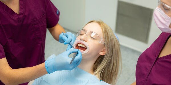 Dentálna hygiena alebo šetrné bielenie laserom
