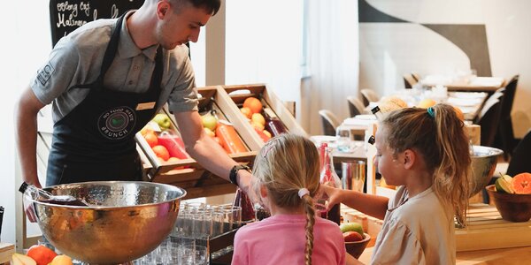 Nedeľný brunch: šalátový bar, teplé pokrmy, dezerty aj nápoje