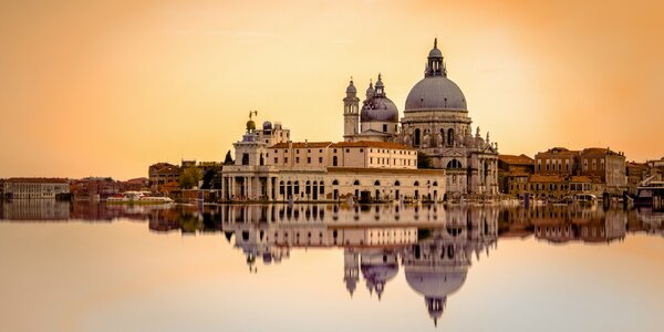 Benátky a ostrovy Murano a Burano počas karnevalu