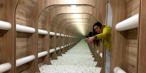 Vstup do galérie „Priestor a zrkadlá“