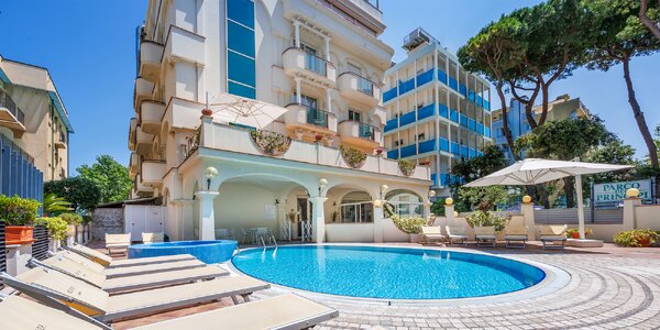 Rimini: 4* hotel s raňajkami a bazénom, priamo pri pláži