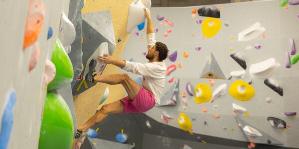 Lezenie na boulderovej stene v Petržalke: jednorazový vstup aj kurz