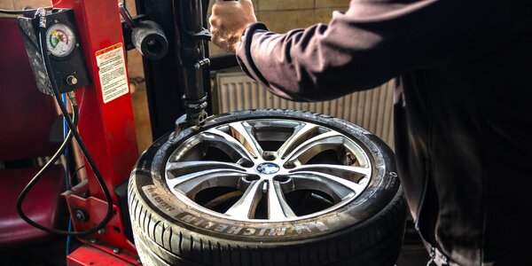 Kompletné prezutie pneumatík alebo výmena kolies aj s vyvážením